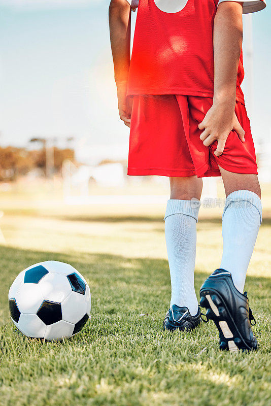 健身，足球孩子或腿筋疼痛，在足球场进行锻炼锻炼，训练或足球训练比赛。健康，健康或受伤的足球运动员肌肉损伤，腿部或医疗紧急