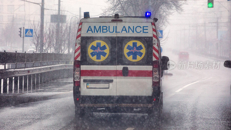 一辆救护车正沿着城市的街道高速行驶。