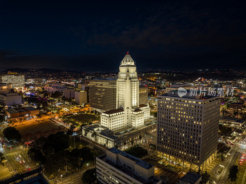 洛杉矶市政厅大楼夜间鸟瞰图
