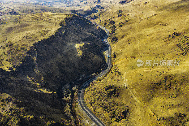 山区道路的无人机图像