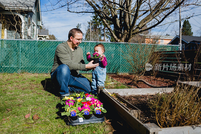 慈爱的父亲和他的小女儿在前院享受春天