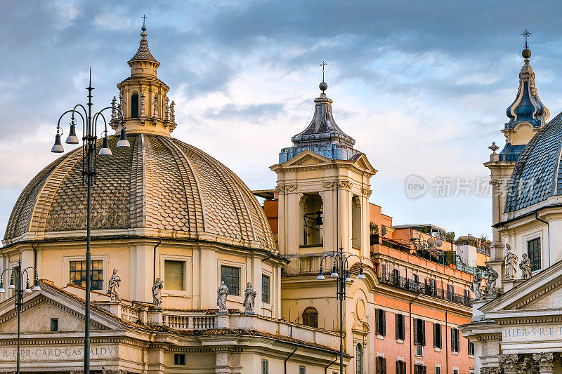 位于罗马市中心西班牙广场的蒙特桑托圣玛利亚教堂巴洛克式圆顶
