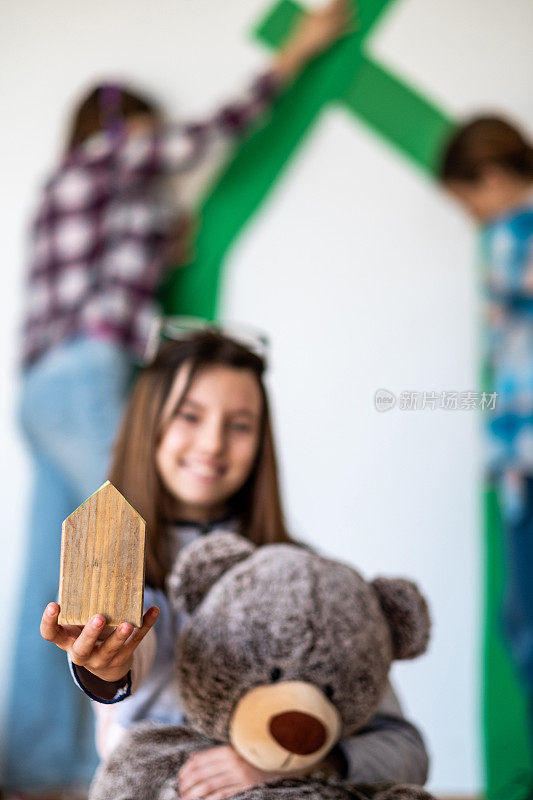 快乐的小女孩搬去和她的小熊住了