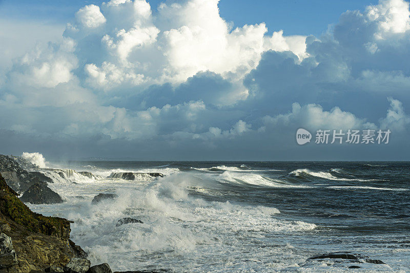 加利福尼亚海岸海滩上汹涌的海浪