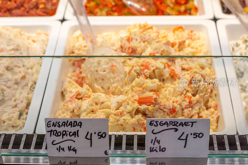 西班牙巴伦西亚中央市场的西班牙热带沙拉