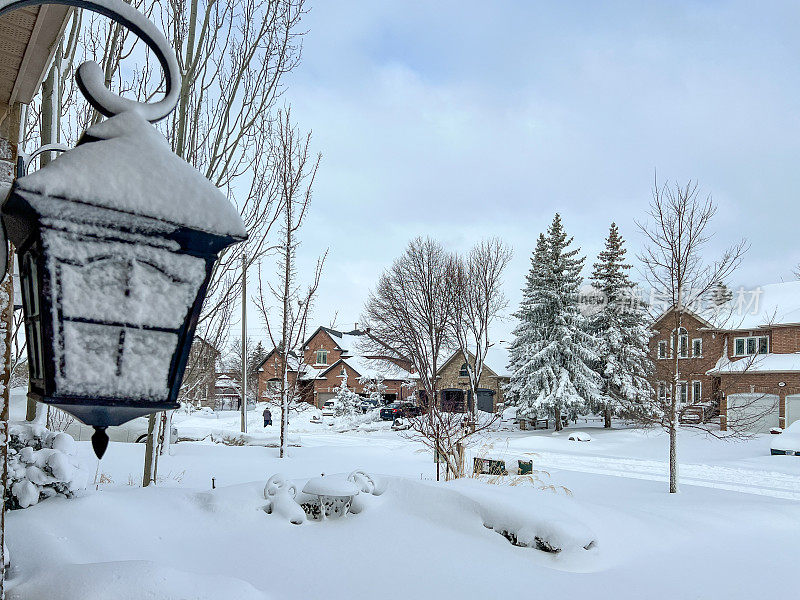 住宅小区的冬季视图和清除车道上的积雪，伍德布里奇，加拿大