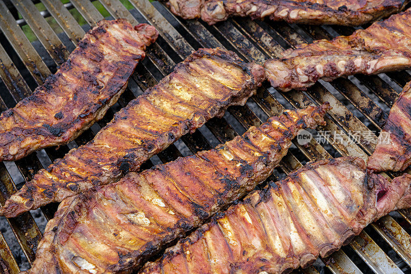 烤肉上美味的排骨