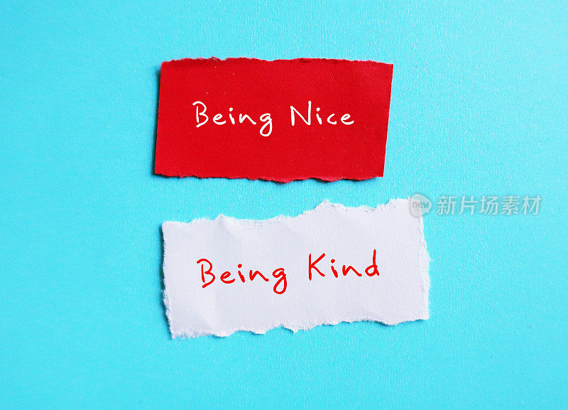撕破的纸，在蓝色的复印空间背景上写着“友善”、“改变”或“善良”，不要再做讨好别人的人，把自尊放在首位，开始变得善良