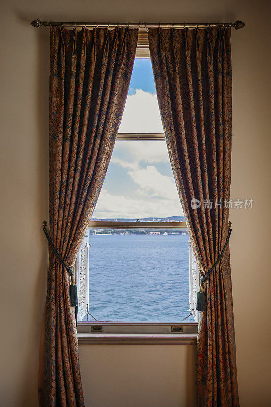 伊斯坦布尔博斯普鲁斯海峡从一个历史悠久的木屋的窗户。库存图片