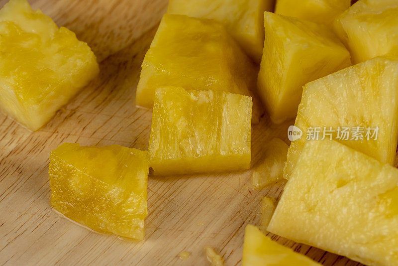 成熟的黄橙色菠萝，切成块