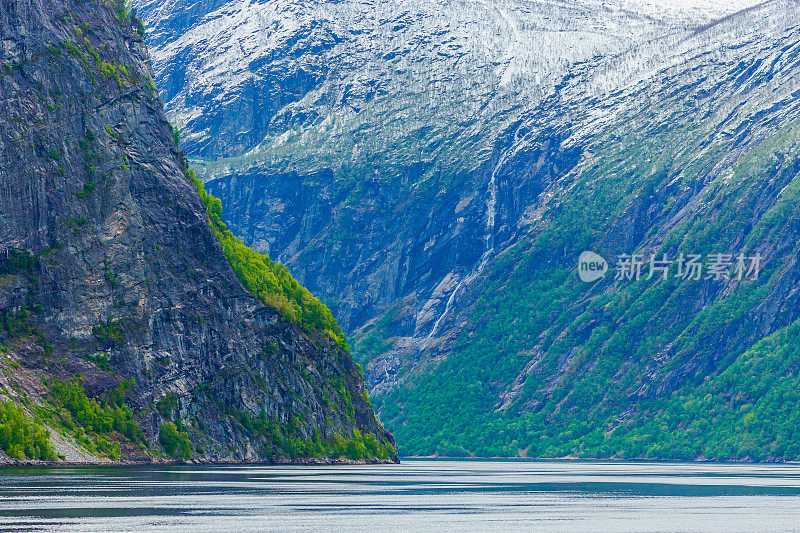 挪威的峡湾。Geiranger峡湾。更多关于罗姆斯代尔县的报道。斯堪的那维亚。山景观