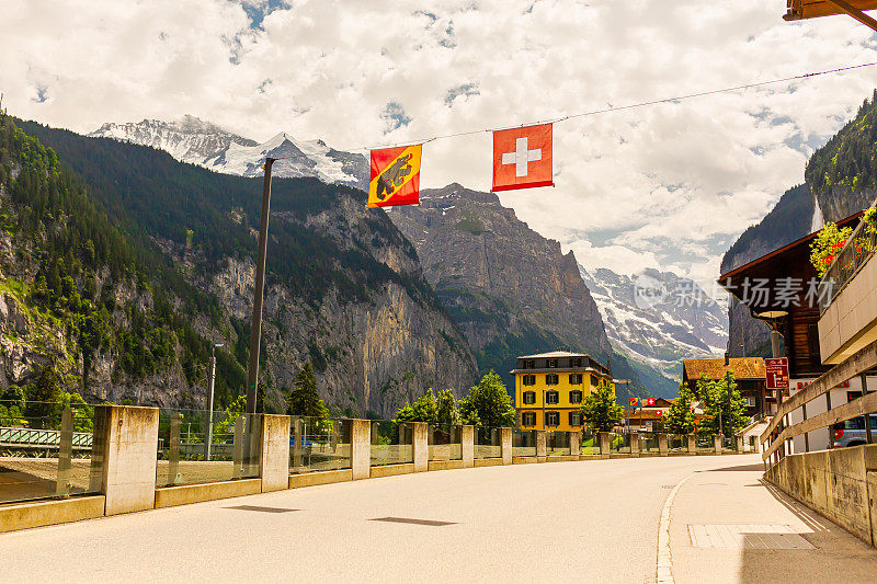 山上的房子。Lauterbrunnen。瑞士。山的风景。伯尔尼州。小木屋