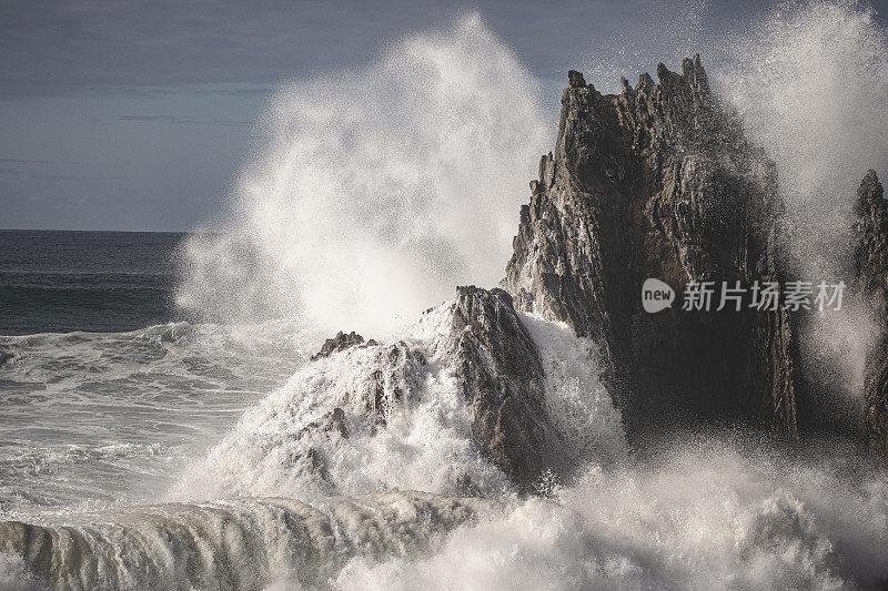 巨大的海浪冲击着海岸上独特的岩层