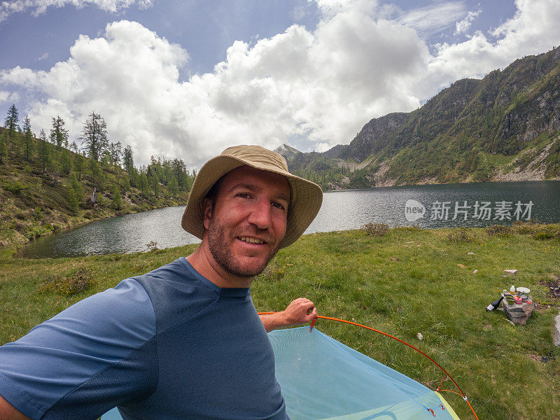 徒步旅行的男子在露营地自拍