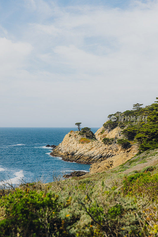 加州洛博斯角州立自然保护区风景优美的岩石海岸线