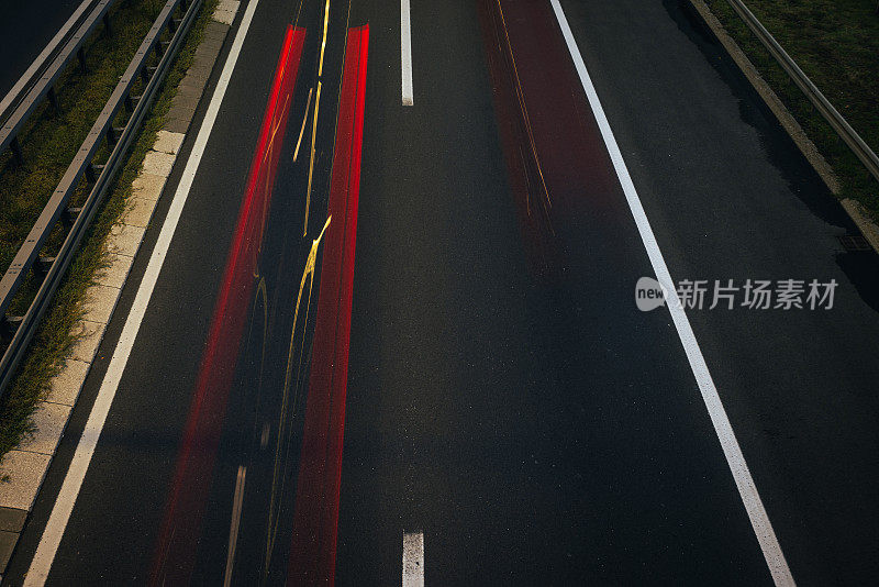 高速公路上的汽车交通灯发出的光