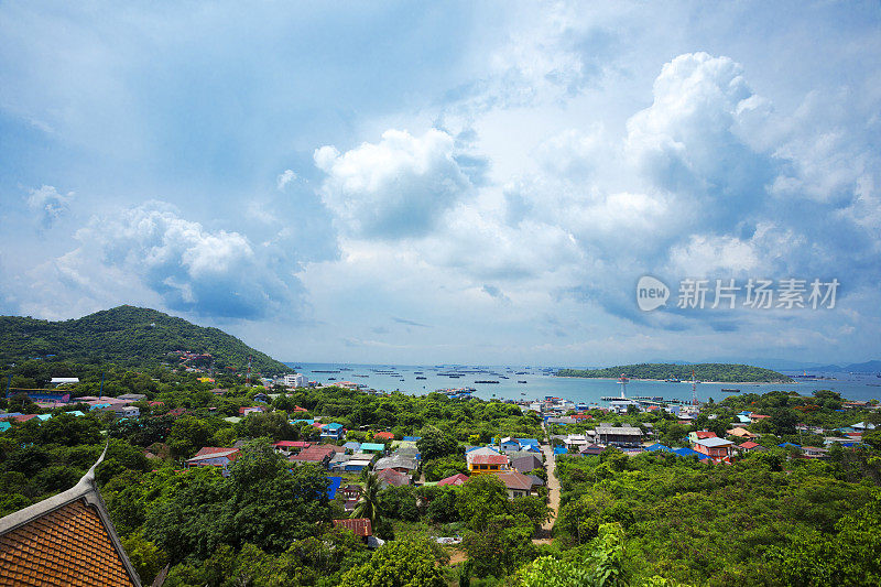 柯思昌岛和小镇的热带云全景图