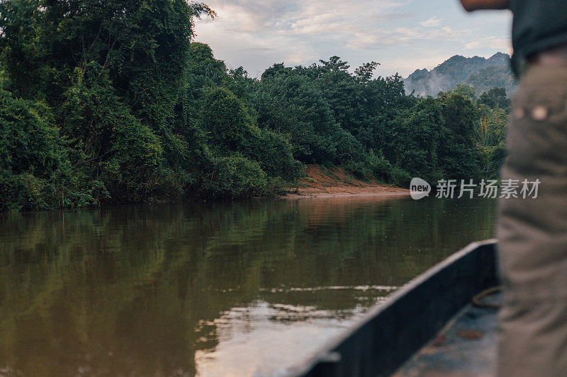 独木舟在平静的河流上漂流