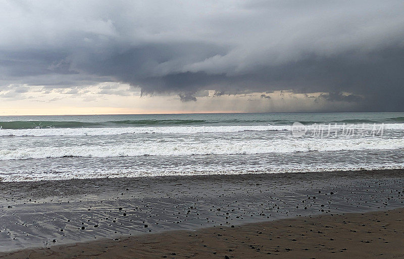 哥斯大黎加太平洋沿岸的雅可海滩正在逼近暴雨