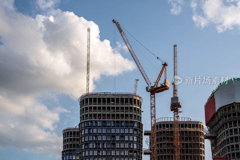 塔式起重机适用于现代高层住宅或办公楼的施工现场