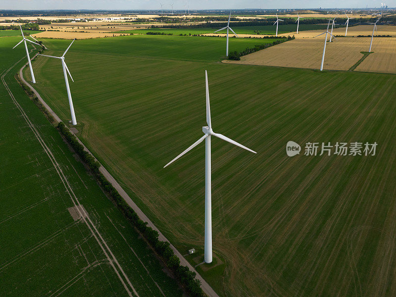 风电场户外摄影。图为农田上的风力发电场。图为风力涡轮机。风电机组，绿色能源理念。可再生能源的风力涡轮机