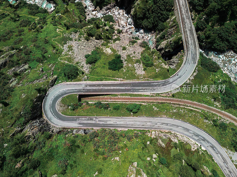 瑞士山口公路鸟瞰图