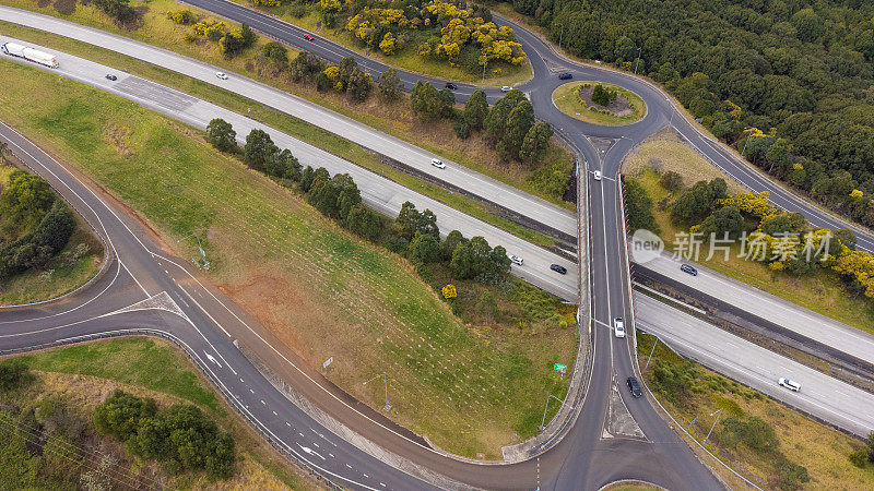 高速公路大桥的鸟瞰图