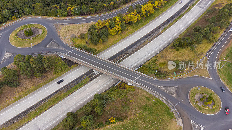 高速公路交界处环岛鸟瞰图