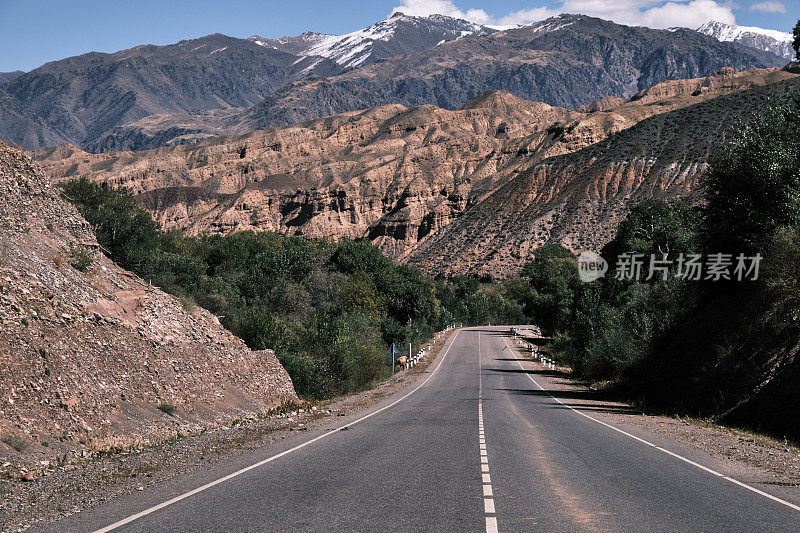 穿过中亚山脊的空旷蜿蜒的道路