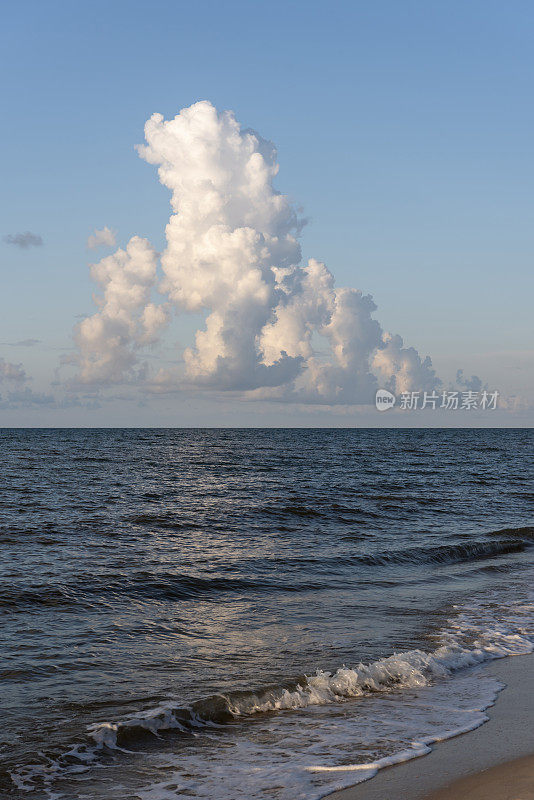 风暴云在墨西哥湾上空酝酿，从海滩的水边观看