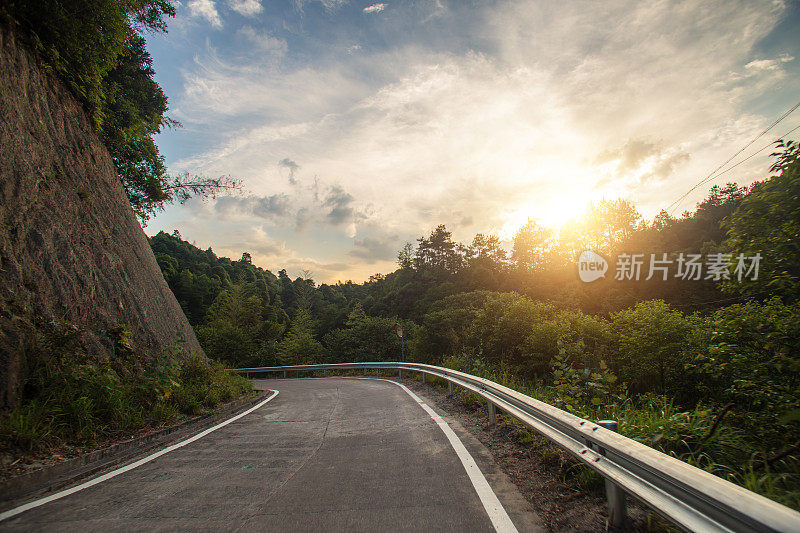 乡村高速公路动态模糊拍摄与汽车钻机接近黄昏