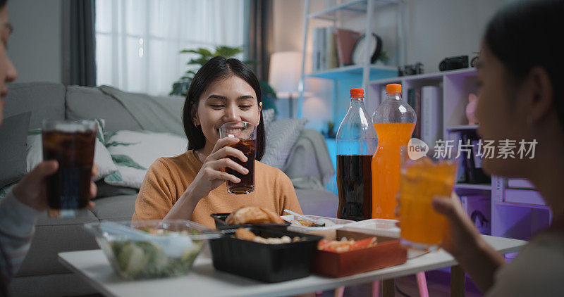 一群年轻女子在家里聚会时享用美食