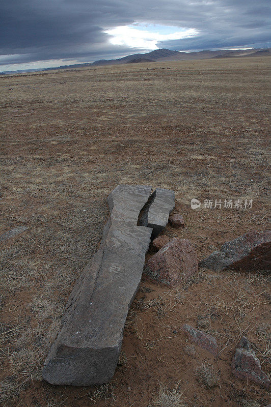 蒙古巴彦淖尔省广阔草原上的石碑。