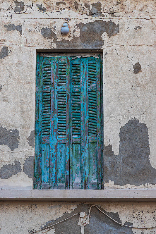 旧的彩色门。门上的油漆脱落了。