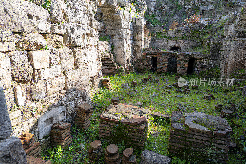 土耳其安塔利亚省Tekirova的Phaselis被毁坏的罗马浴场