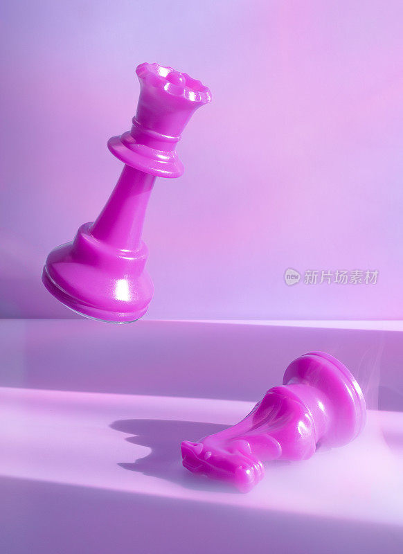 粉红色女王棋子漂浮在躺下的骑士棋子在棋盘游戏战略场景与戏剧性的烟雾在粉红色和紫色粉彩背景