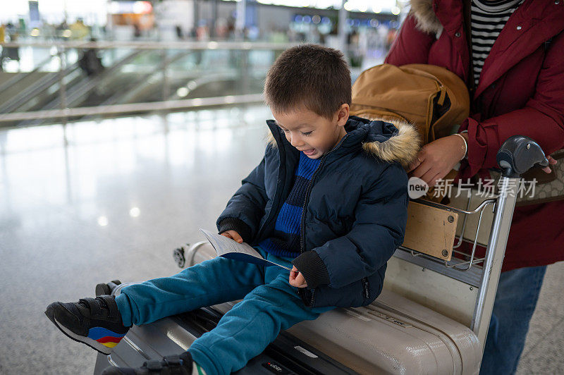 冒险的开始:多种族幼儿准备旅行