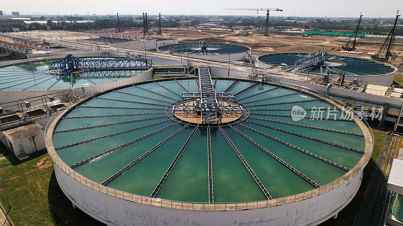 水处理池俯视图或鸟瞰图，纯净水的水处理生产，饮用水的生产和分配