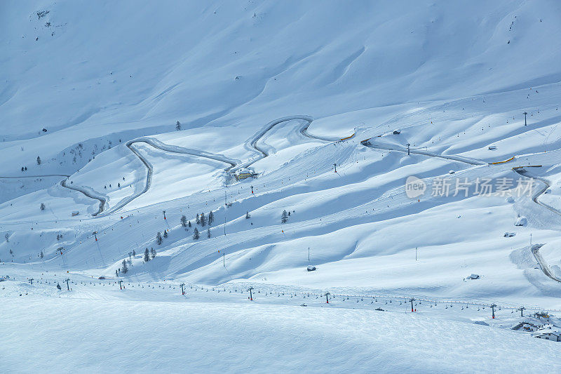 大雪中弯弯曲曲的道路