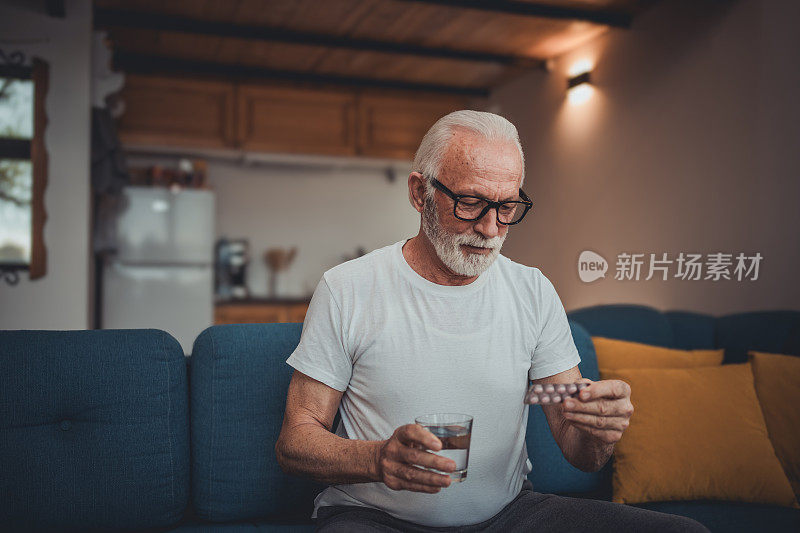 一位年长的白人男性正在接受药物治疗，服用降压药