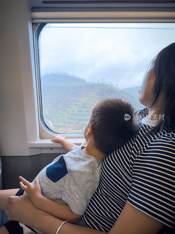 火车上的时刻:母子二人被旅程的景色迷住了