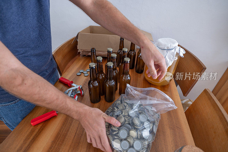 瓶装康普茶在一个小型可持续的业务，男性酿造准备小批量