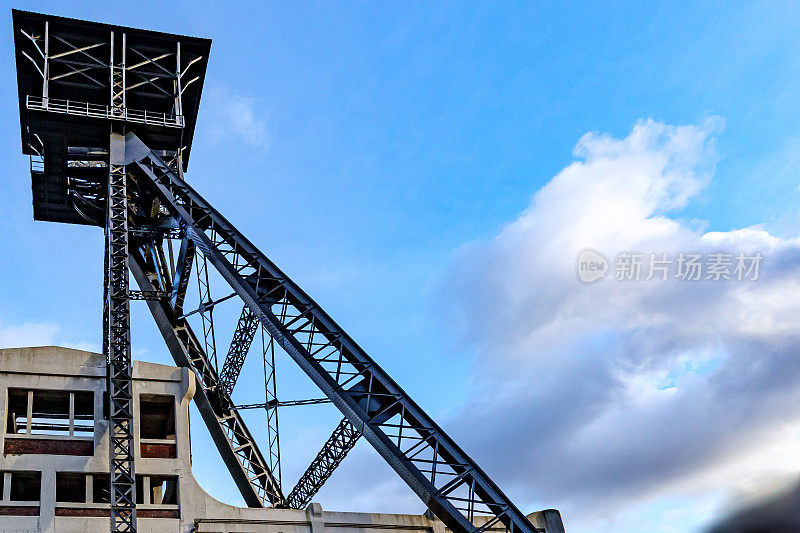 原水榭煤矿废弃竖井塔顶，映衬蓝天