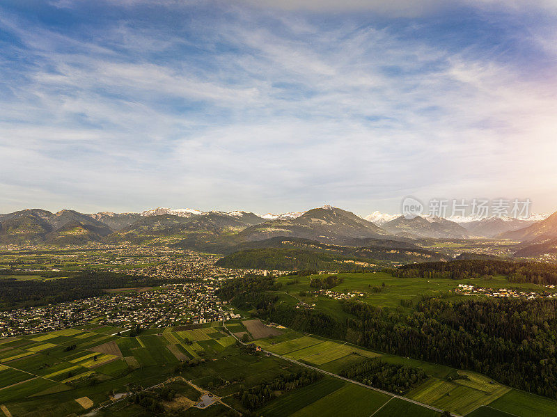 瑞士春天的阿尔卑斯山鸟瞰图。圣加仑州。