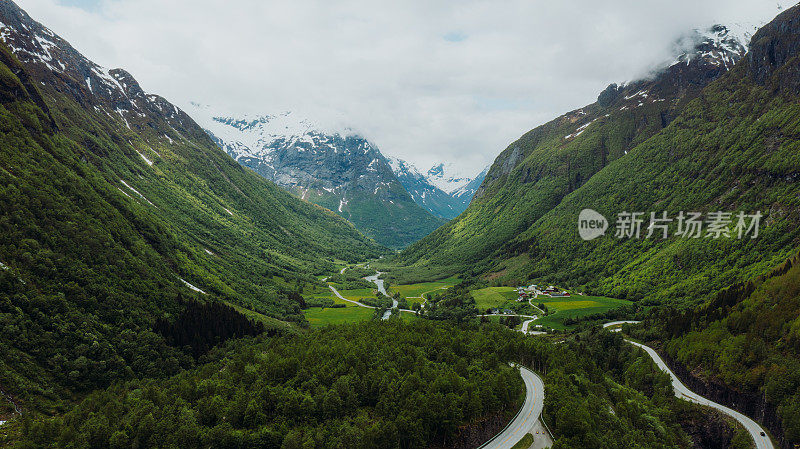 风景秀丽的绿山谷汽车行驶道路鸟瞰图