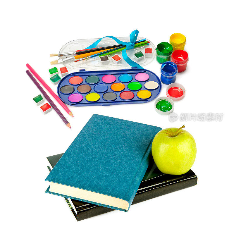 书，苹果，彩色水彩颜料和铅笔隔离在一个白色。拼贴画。