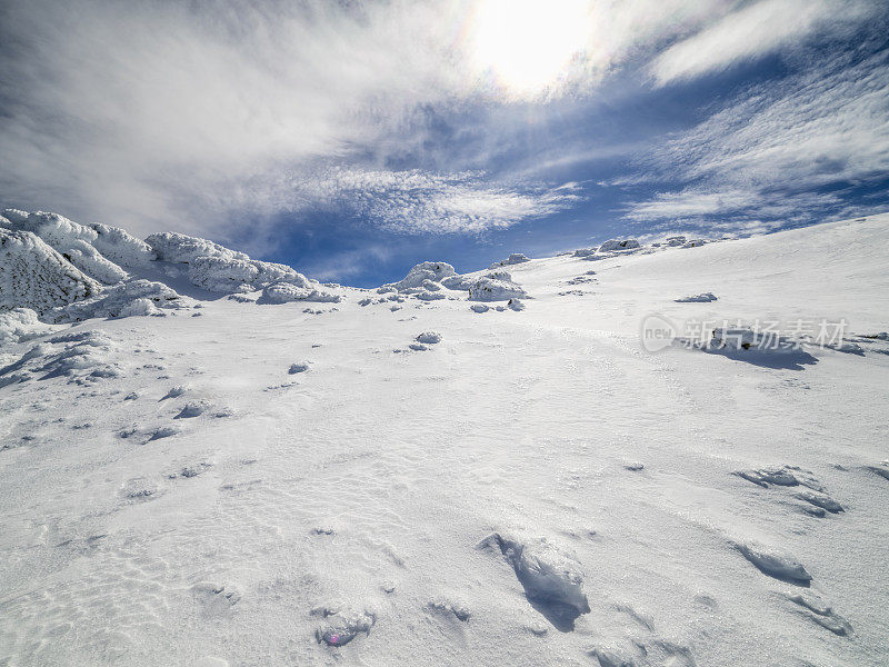 冬季高山白雪皑皑的冬季景观