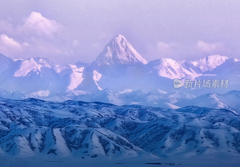 可汗腾格里峰，是哈萨克斯坦共和国天山体系中的最高峰