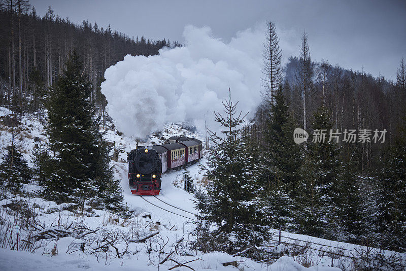 历史悠久的蒸汽火车全速驶向哈茨地区的布罗肯山