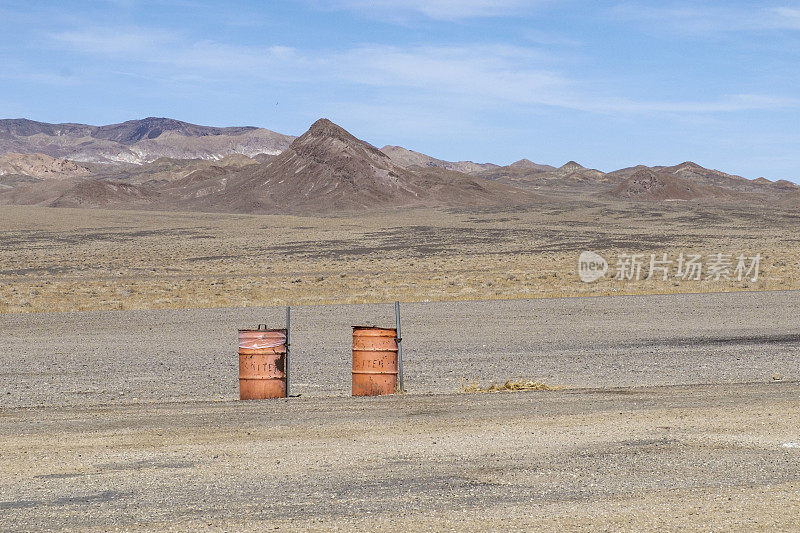 垃圾桶和沙漠山